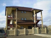 На участке два трёхэтажных дома общей площадью 182, 7м2 и 208, 1м2.