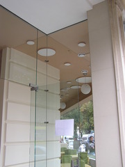 Стеклянные двери и перегородки, витрины и ограждения, душевые кабины