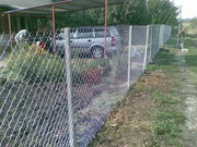 Строительство забора из сетки рабица.