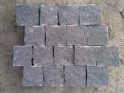 Гранитная брусчатка, бордюры, скала.