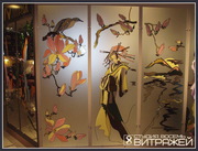 Витражи в окнах, на дверях