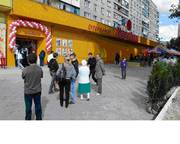 Фасадное. Встроенное в жилой дом помещение супермаркета