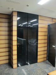 Раздвижные двери из стекла .