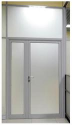 Двери в алюминиевой рамке .