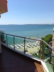 Солнечный берег! Двухкомнатный апартамент в комплексе на первой линии!