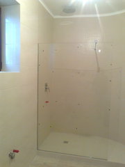 Прозрачная душевая перегородка