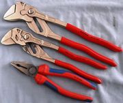 Инструмент Knipex  для ремонта оборудования.