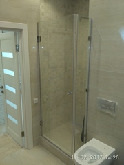 Душевой уголок в ванной из безопасного стекла