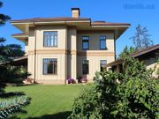 Дом новый с использованием высококачественных материалов.