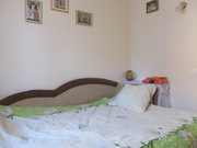 Власниця здає в оренду окрему ізольовану кімнату у своїй квартирі.