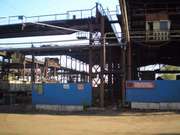 Здания на огороженной территории.