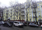 Административное здание с цокольным и мансардным этажом в Печерске.