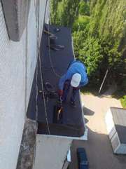 Ремонт кровли балконного козырька на верхних этажах евро-рубероидом