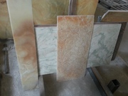 Мрамор природный. Реализуем в складе мраморные слябы и плитку