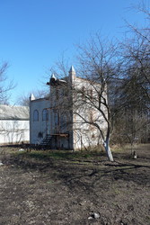 Земельна ділянка біля лісу та ставу.