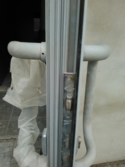 Регулировка и замена и продажа фурнитуры в алюминиевых дверях (петли,  